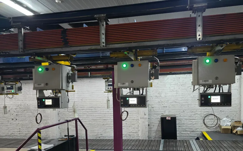 Estaciones de control instaladas en una línea de proceso