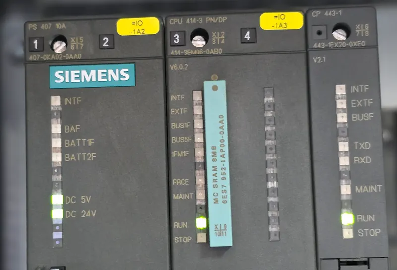 PLC Siemens SIMATIC S7-400 con módulos de alimentación y comunicación