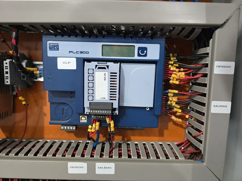 PLC WEG PLC300 instalado en un tablero de control