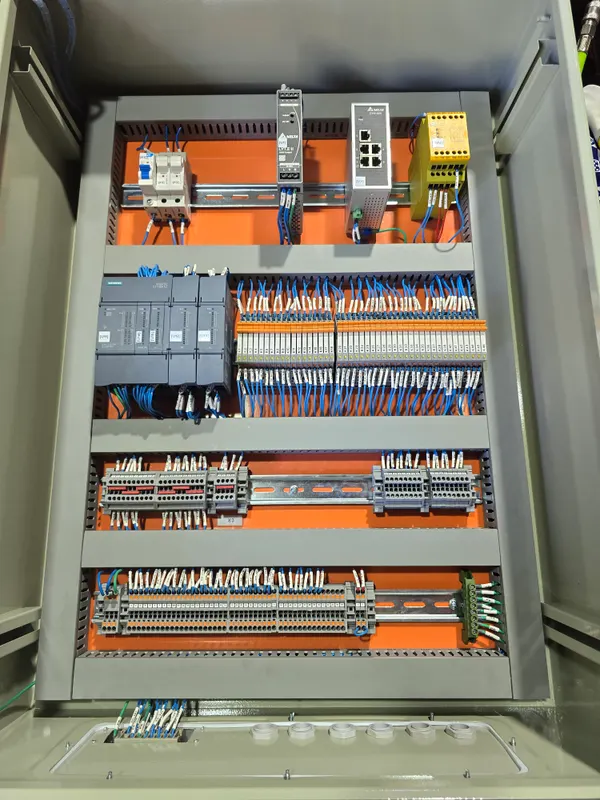 Interior de un tablero con PLC Siemens, comunicaciones y borneras