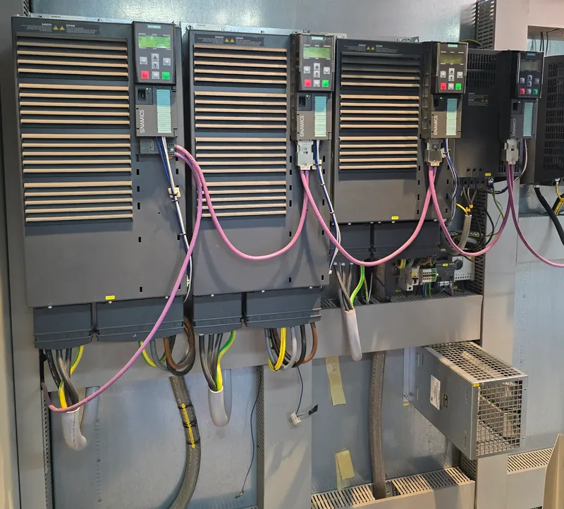 Grupo de variadores Siemens SINAMICS instalados en un tablero
