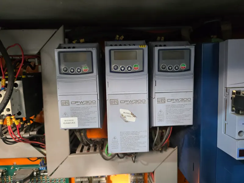 Variadores de frecuencia WEG CFW300 instalados en un tablero